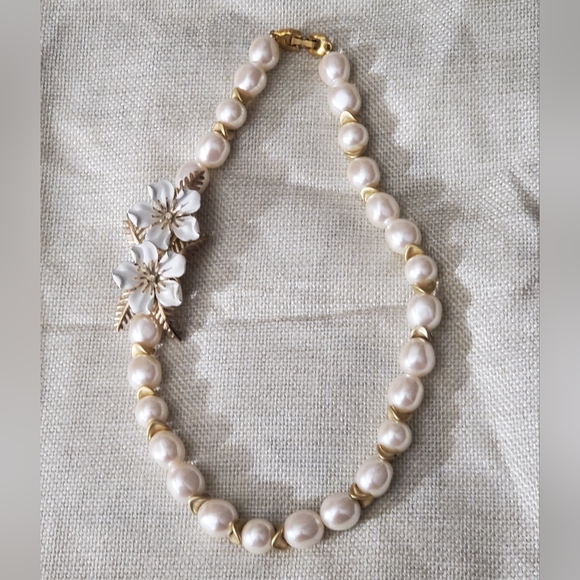 Trifari white gold enamel flower brooch RARE HTF 50's 60's signed vintage estate - Picture 16 of 16